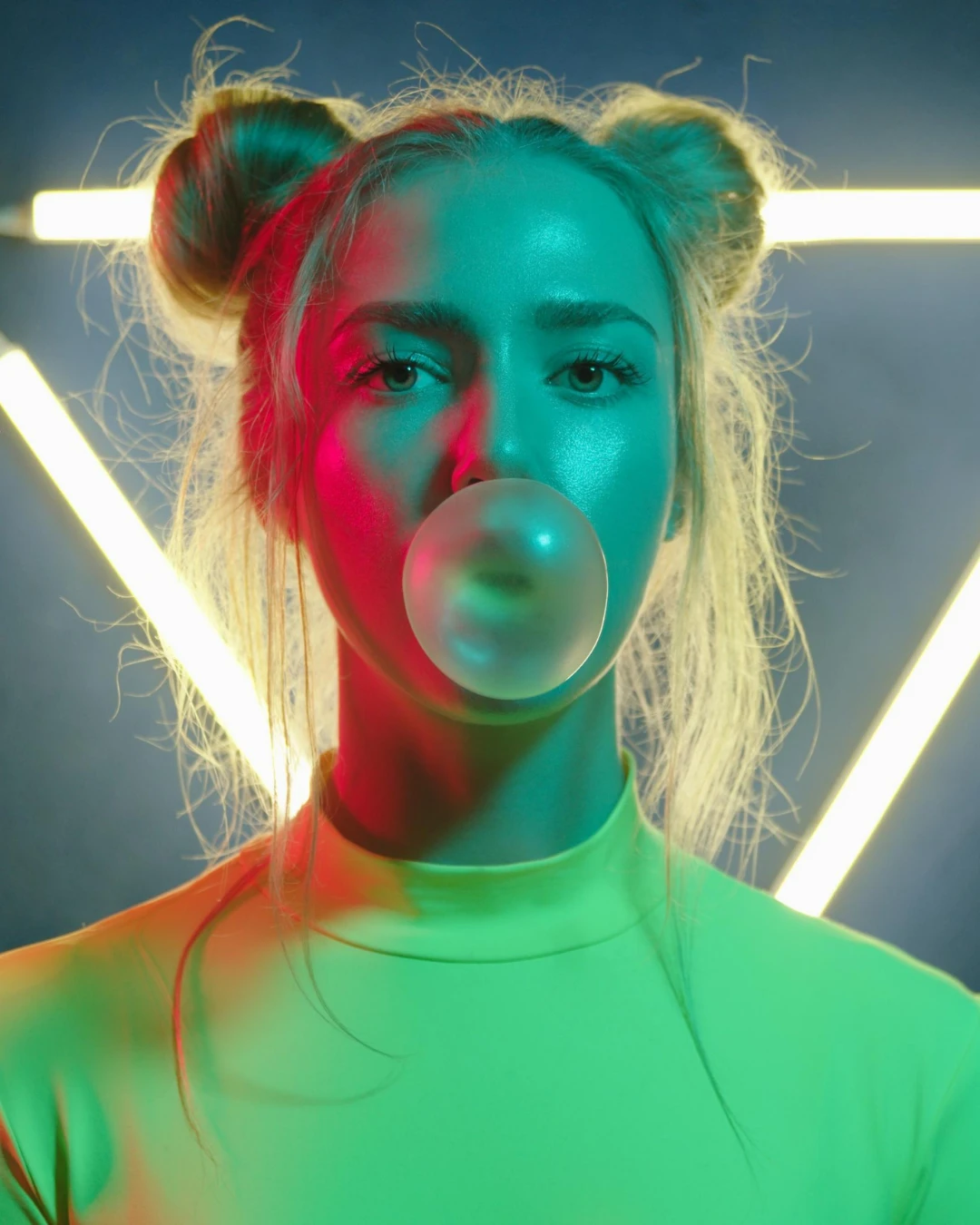 Kreatives Neon Portrait im Studio