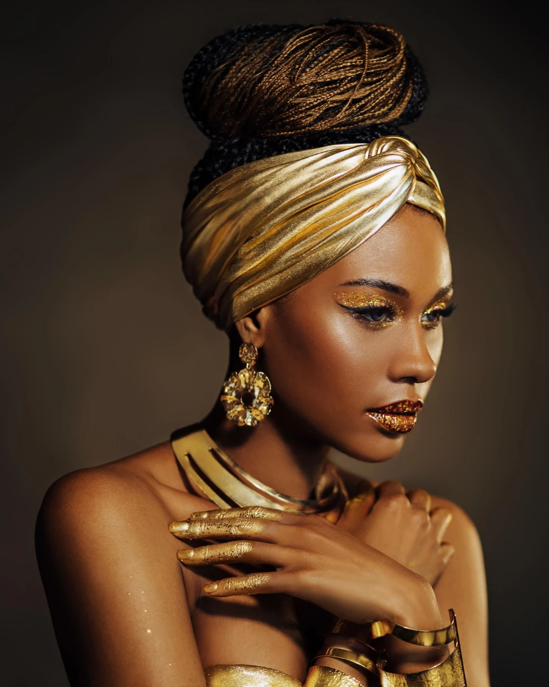 Editorial Shooting mit Gold Makeup